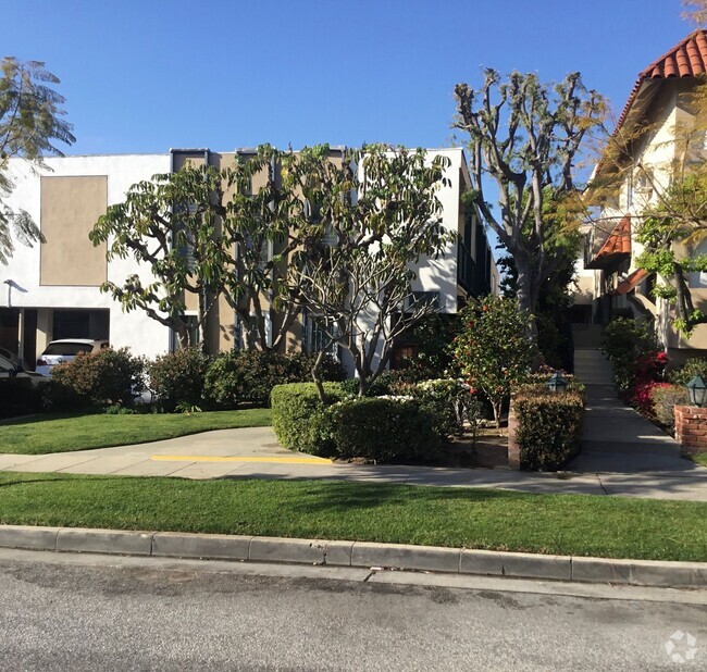 Building Photo - LARGE REMODELED UNITS WITH MANY AMMENITIES Rental