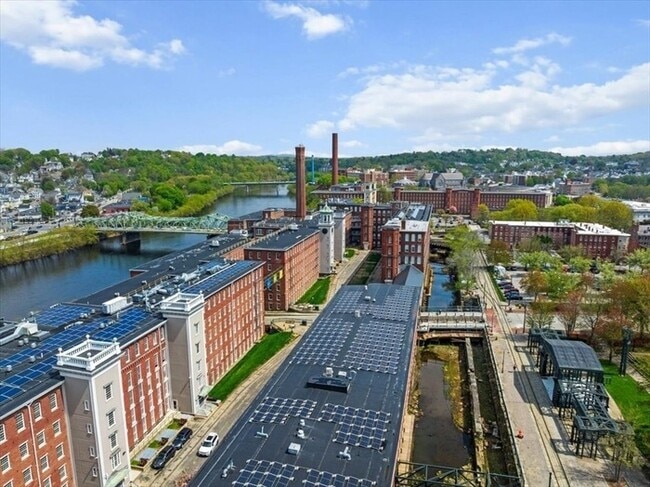 Building Photo - Stylish Industrial Loft with Exposed Brick, High Ceilings & Modern Kitchen Unit 143