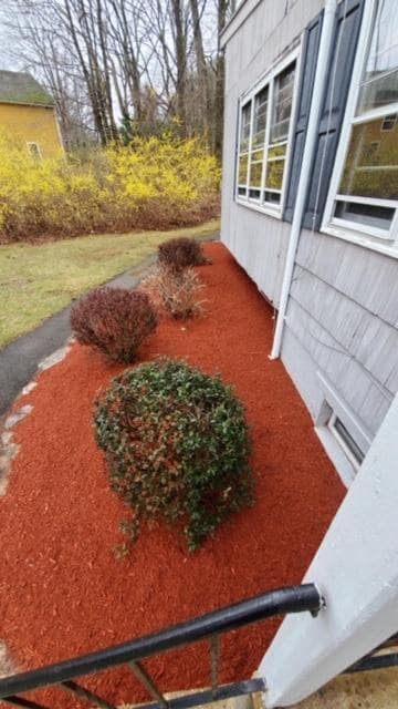 Professionally Landscaped - 1 Minnesota Rd Unit APT # 2