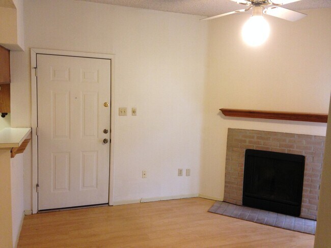 Living room - 114 E 31st St Unidad 214