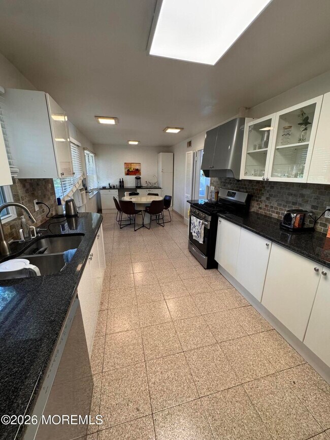 Photo - 275 Garfield Ave