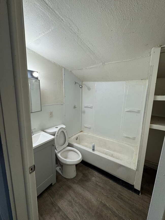 Photo - 2 Bed/ 1 Bath Apartment!