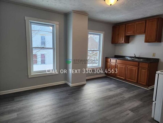 Building Photo - 406 1st St SE