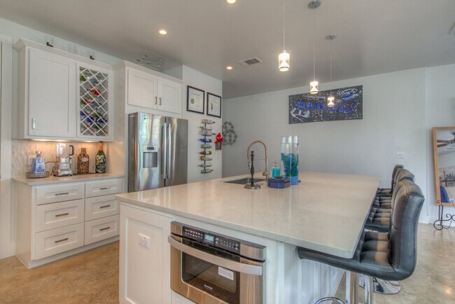 Photo - 610 W 31.5 Street Unit B