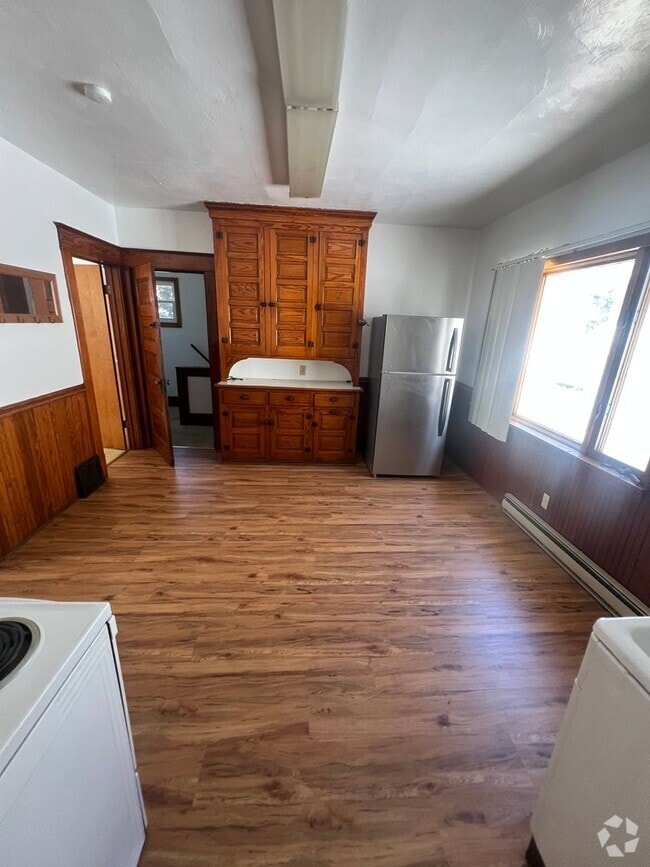 Building Photo - 810 Hess Ave Unit #2 Rental