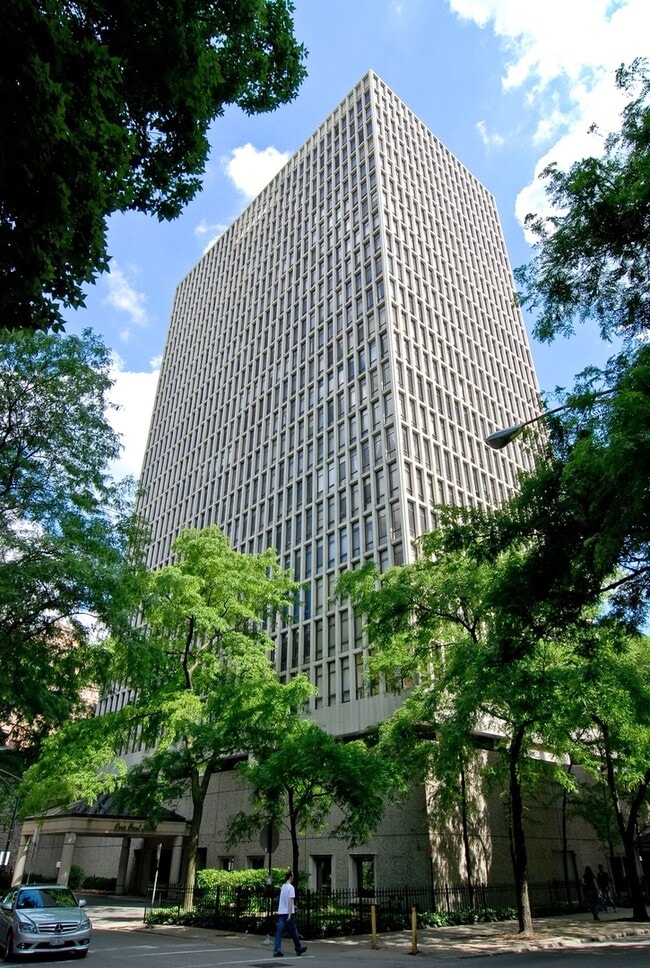 Building Photo - 1 E Scott St Unit 1906