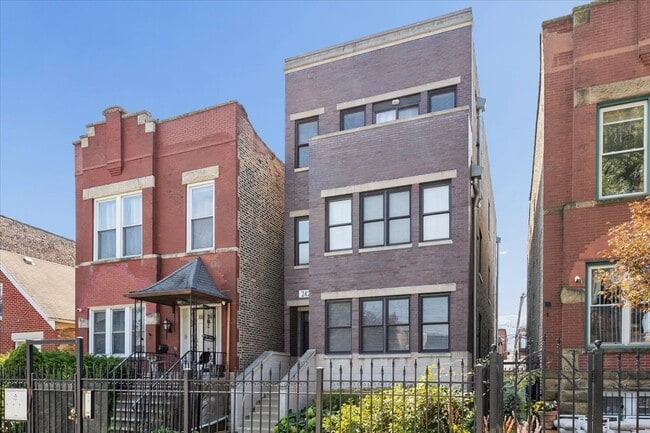 Building Photo - 2425 W Arthington St Unit 1