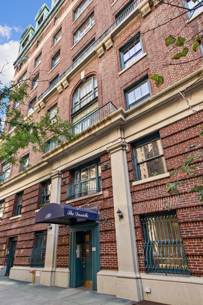 Photo - 140 W 71st St