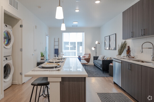 2BR, 2BA - 1,001SF