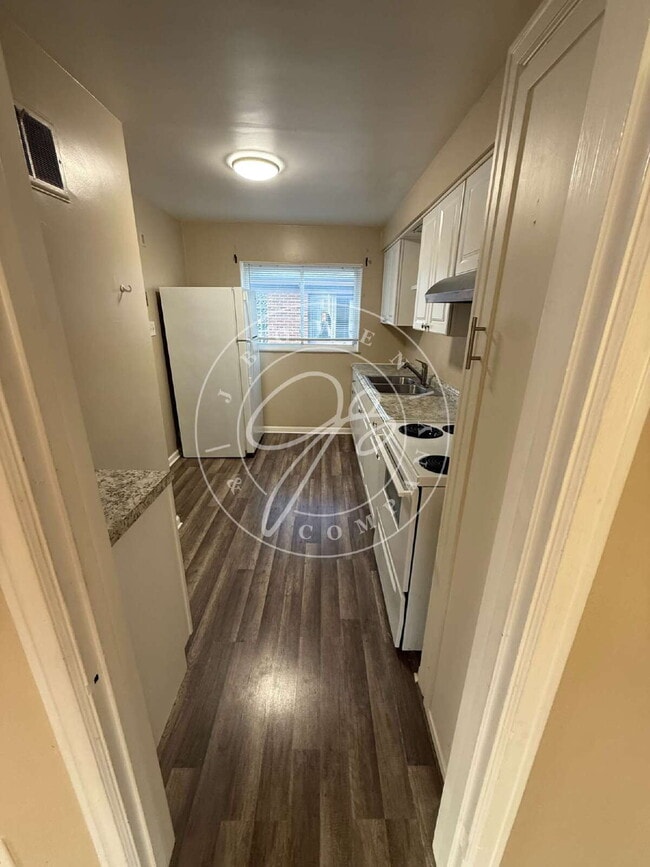 Photo - 2 bed duplex ready for you to call home! W...