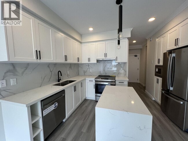 Photo - 12143-12223 223 St Unit 512