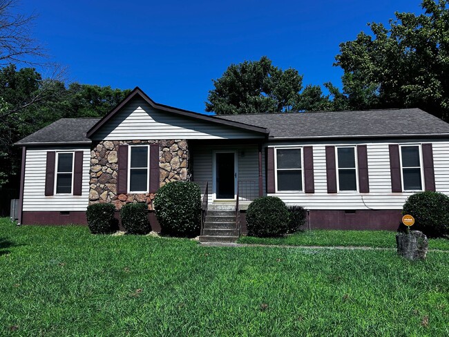 Building Photo - Large three bedroom, one and a half bath t... Rental