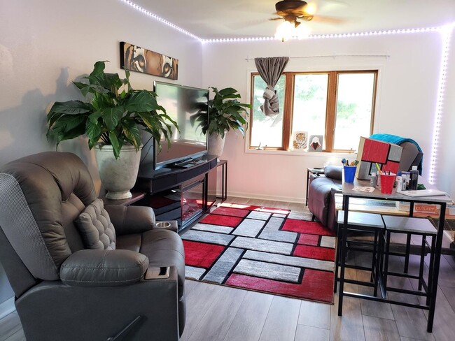 Building Photo - 1403 Unit 1405