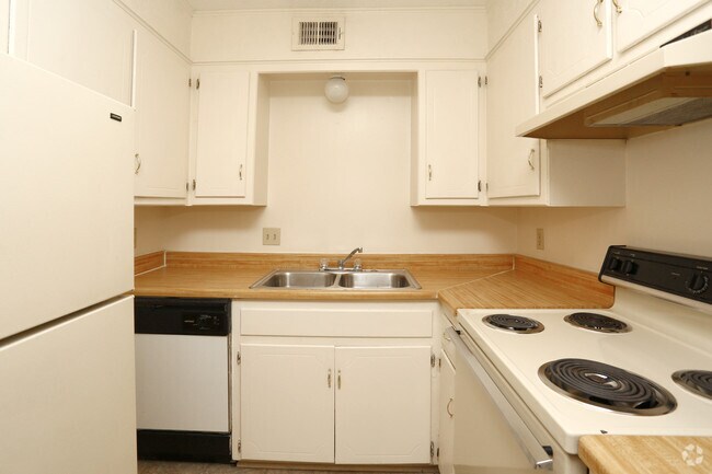1BR, 1BA - 710SF - Kitchen - Ambassador House