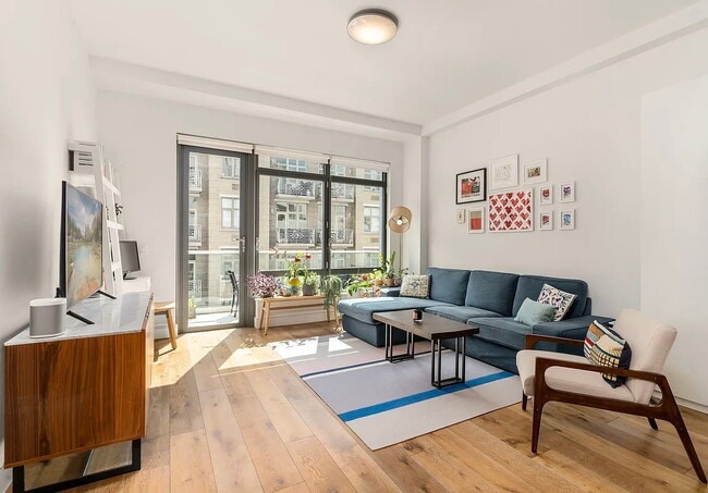 Building Photo - Mint condition south-facing one bedroom wi... Rental