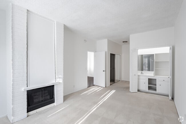 2BR, 2BA - 1000 SF - 10905 Ohio Ave