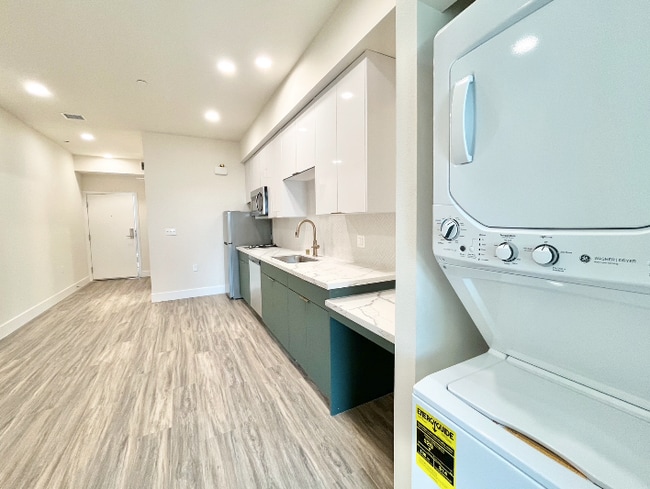 Building Photo - 1037 Dewey Ave Unit 305 Rental