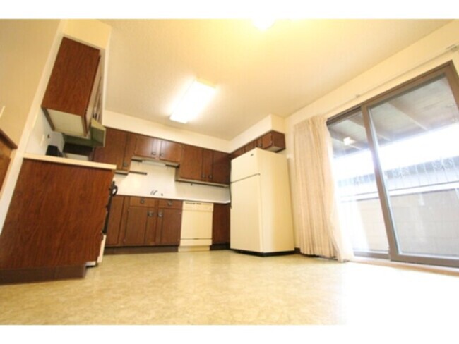 Building Photo - Recently Upgraded 2-Bedroom, 2-Bath Apartm... Rental