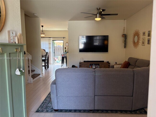 Photo - 370 NE 37th Pl