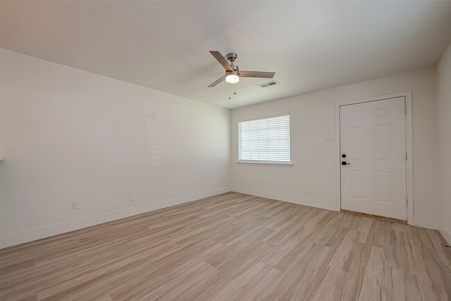 Photo - 915 Adele St