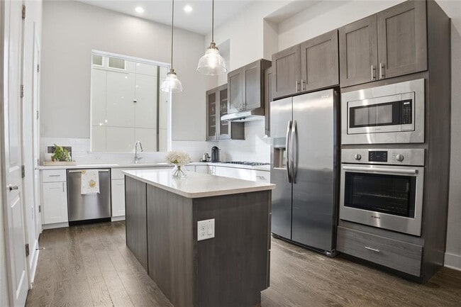 Building Photo - 1411 Town Creek Dr