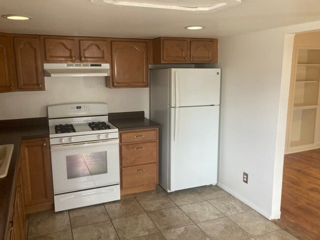 Photo - 644 E 2nd St