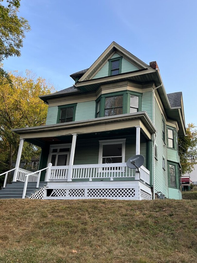 Building Photo - Five Bedroom House