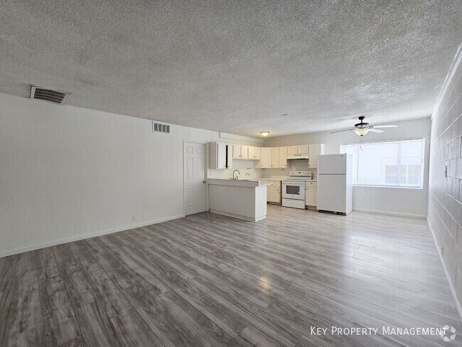 Building Photo - 2913 Stewart Ave Unit #3 Rental