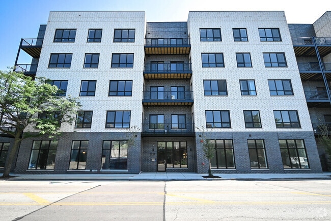 Building Photo - 2127 W Madison St Rental