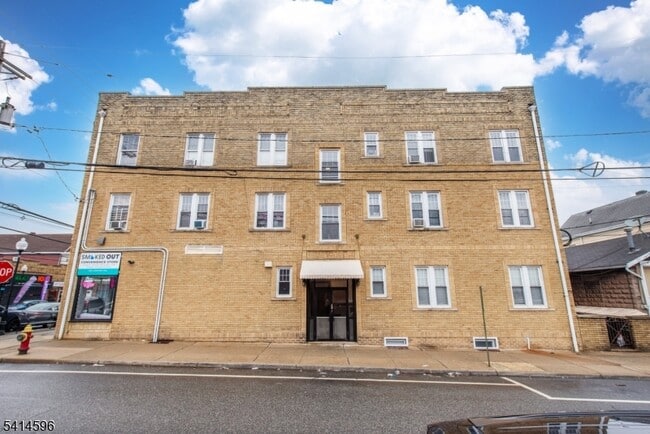 Building Photo - 245 Lakeview Ave Unit 8