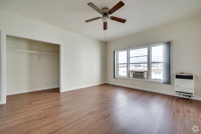 Building Photo - 1056 Normandie Ave Unit 301D Rental