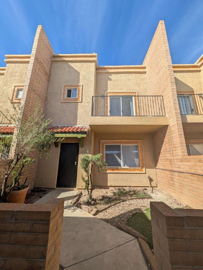 Building Photo - Renovated Townhouse with desert views. Unit 5