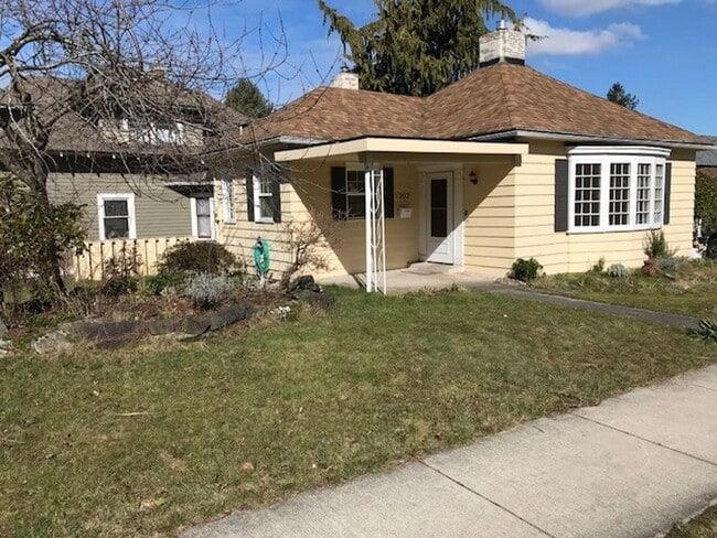 Near Downtown + WWU: 2 bdrm/1 bath house, in-unit laundry - Near Downtown + WWU: 2 bdrm/1 bath house, in-unit laundry