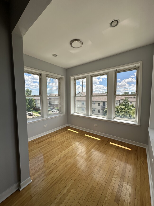 Sun room - 3626 W Polk St Unit 3