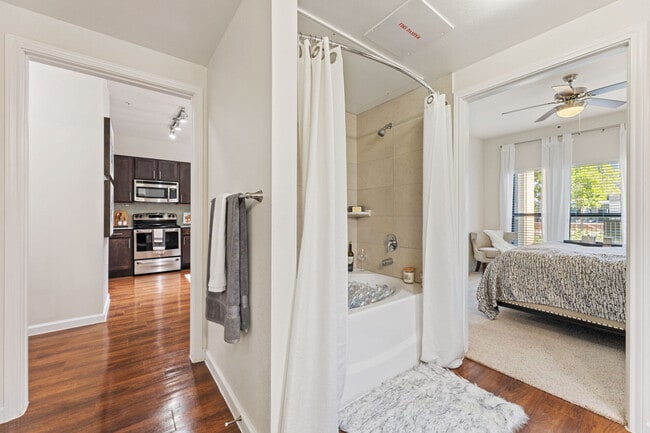 1BD, 1BA - 775SF - Bathroom