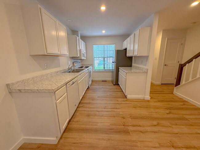 Building Photo - Welcome to this beautifully updated 2-bedroom, 2.5-bath lakeside condo in the highly sought-after...