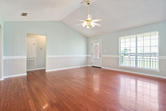 Photo - 3/2 OFF SILVERHILL AVE