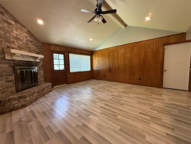 Building Photo - 422 Gamewood Dr
