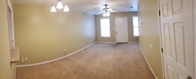 Fotografía del edificio - 2717 Pineview Dr