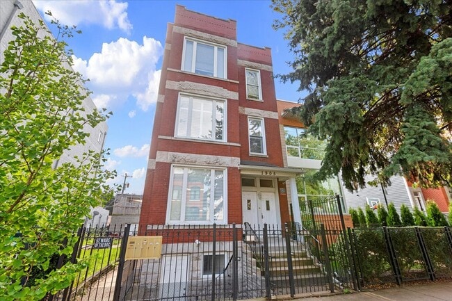 Building Photo - 1905 W Huron St Unit 3 Rental