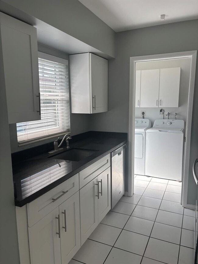 Building Photo - 1618 NE 25th St Unit 1 Rental