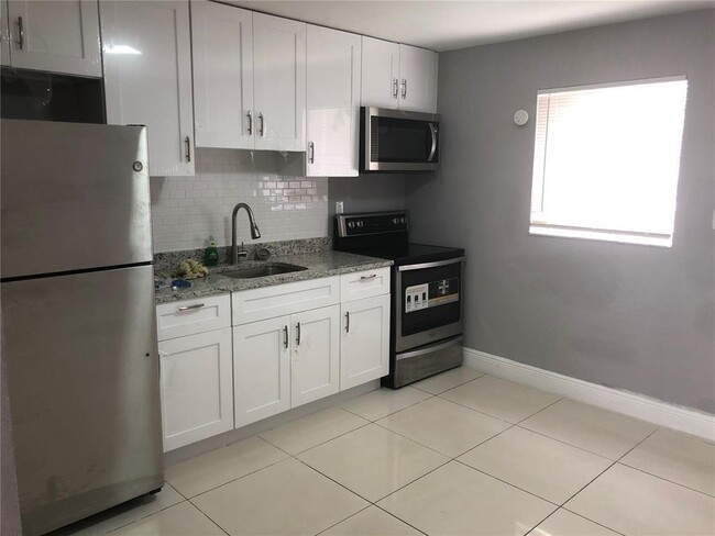 Building Photo - 839 NW 14th Ave Unit 1