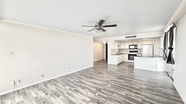 Building Photo - 2016 Main St Unit 1202