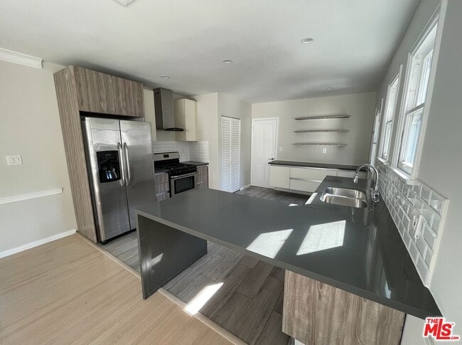 Photo - 437 Shirley Pl