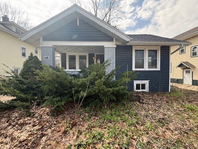 Building Photo - Stylish Hardwood Floors | Fenced Yard | 2-Car Garage | Prime Location