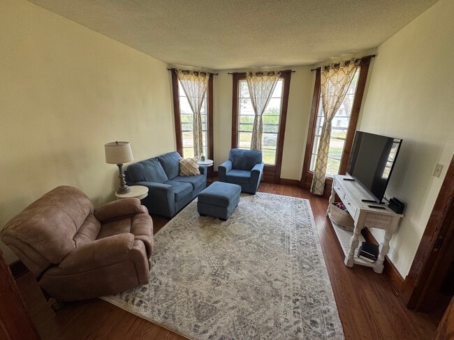 Photo - 1100 Symes St