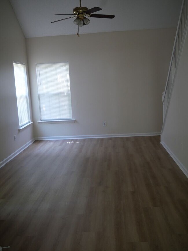 Photo - 313 Holmes Blvd