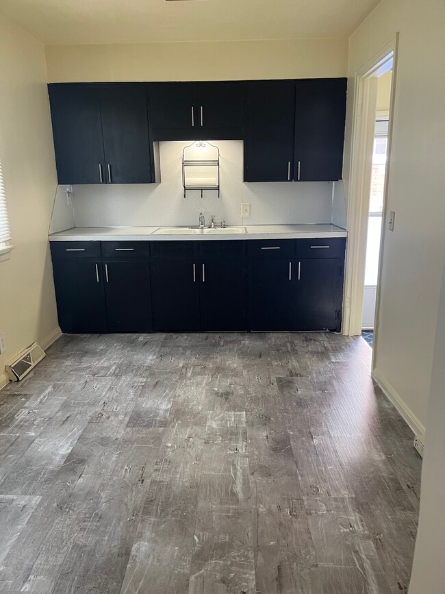 Kitchen - 406 Vince Ave NW