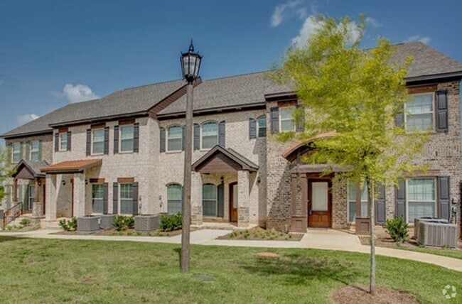 Building Photo - Beautiful 3 Bed 3.5 Bath Unit Available Fall! Rental