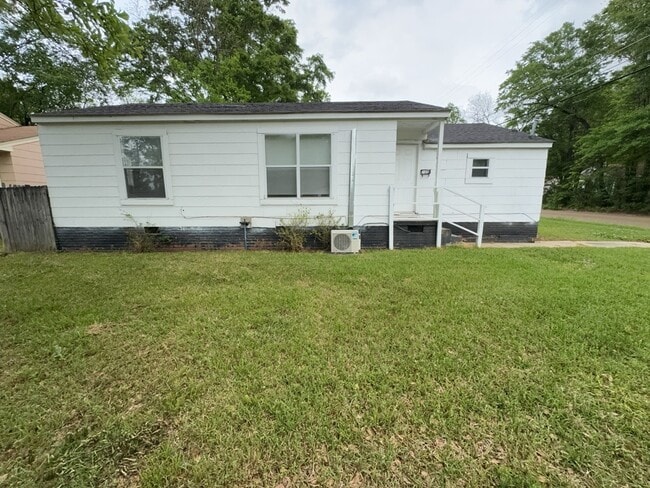 Photo - 200 Stillwood Dr